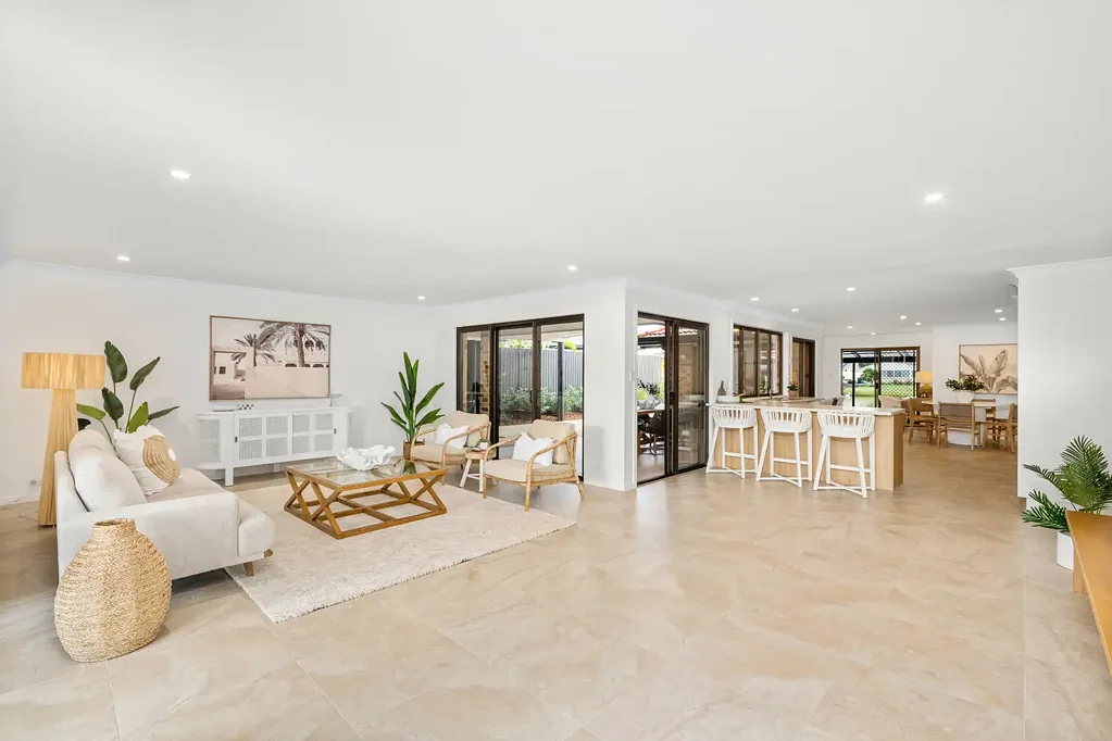 West Ballina 4ห้องนอน Renovated family entertainer in prime waterfront enclave