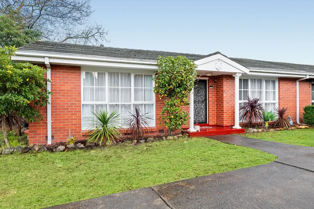 Stylish & Low Maintenance 2 Bedroom Unit in Prime Location