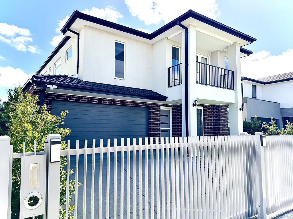 Point Cook 4chambre Beautiful Elegant Near-new Interior Designed Fully-Landscaped Property in Alamanda zone, Life Estate by Frasers, biggest square block on the street