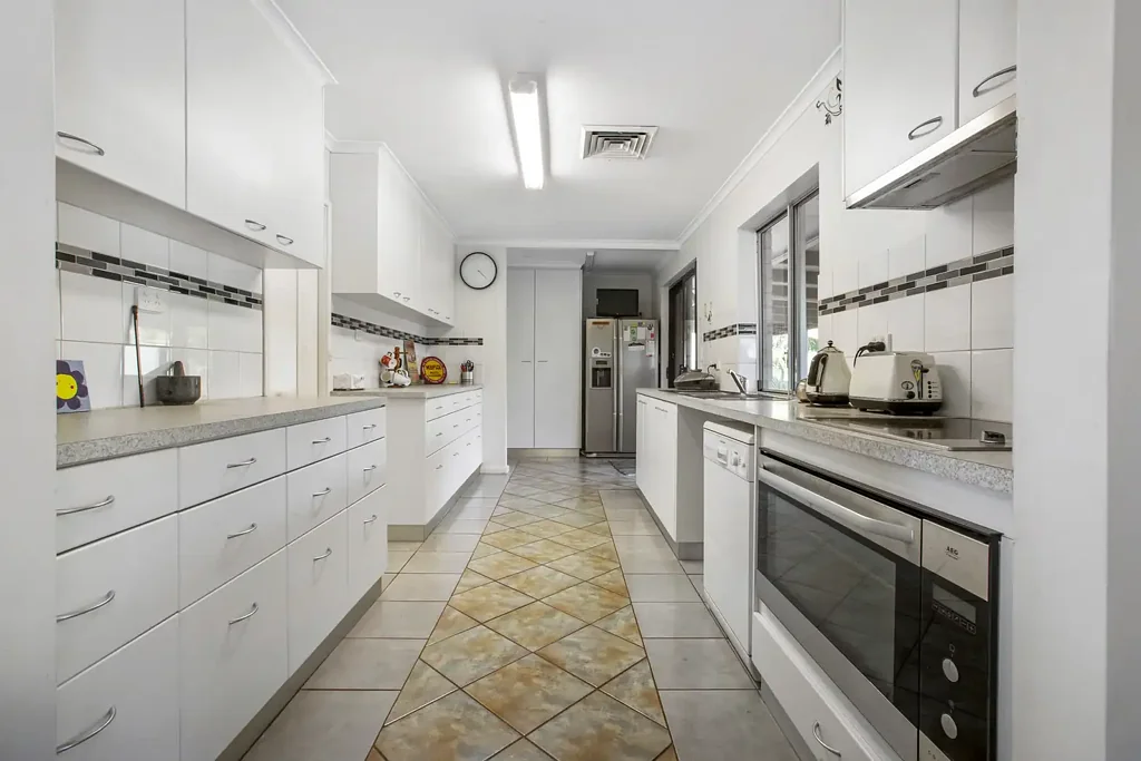 Beautiful Waterfront 3x1 Home with Pool - Dampier Gem