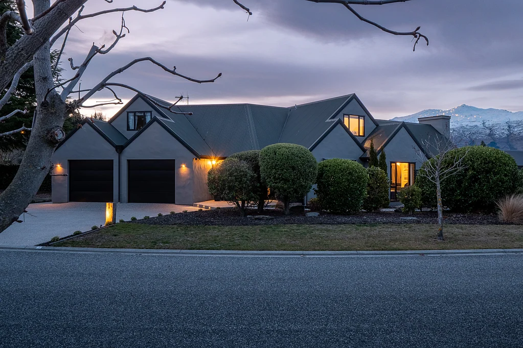 Lower Shotover 4房  Sun-Soaked Quail Rise Home with Coronet Peak Views