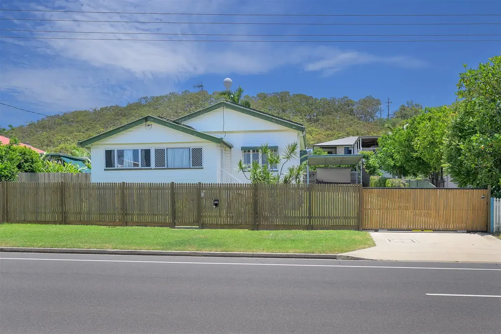 South Gladstone 3ਬੈੱਡਰੂਮ Charming Queenslander with Spacious Living and Exceptional Versatility