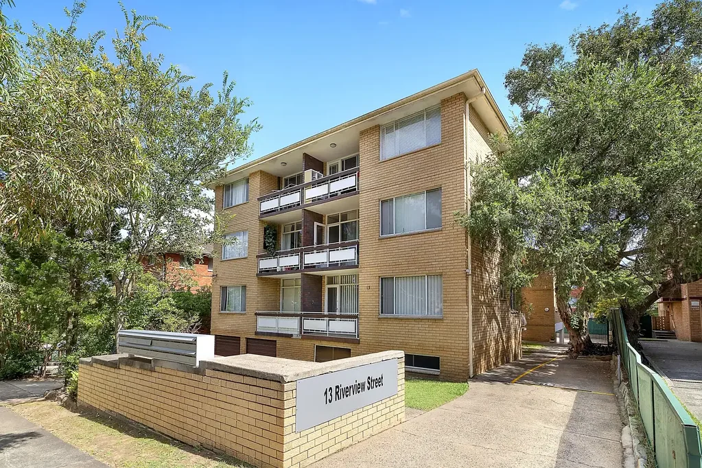 West Ryde 1房 West Ryde便利位置 一居室整洁实用 开放式厨房 阳台景观 独立洗衣房 指定车位 步行交通生活 Great start in the heart of West Ryde