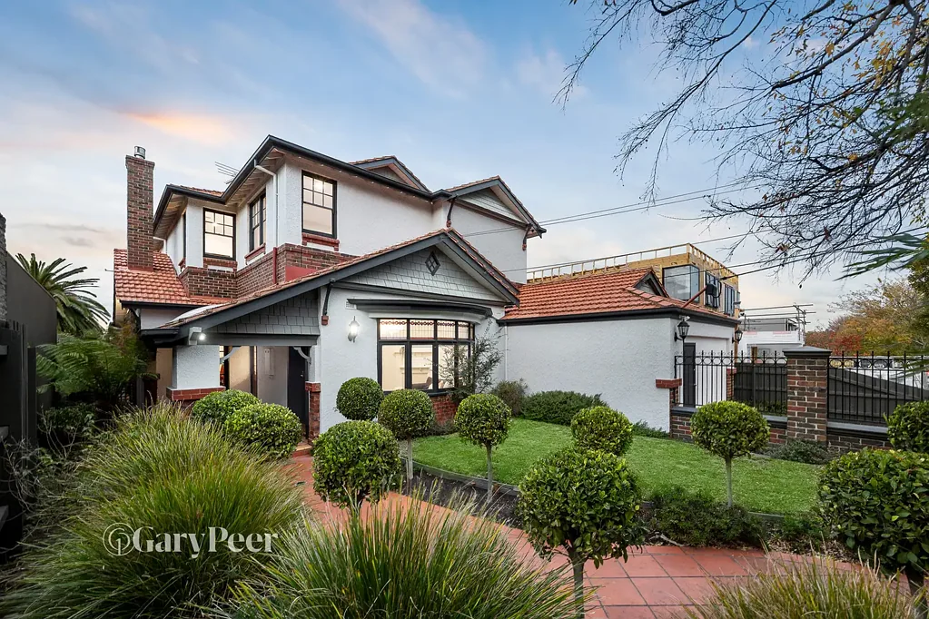 Caulfield North 5ห้องนอน Timeless family entertainer in a blue-chip location