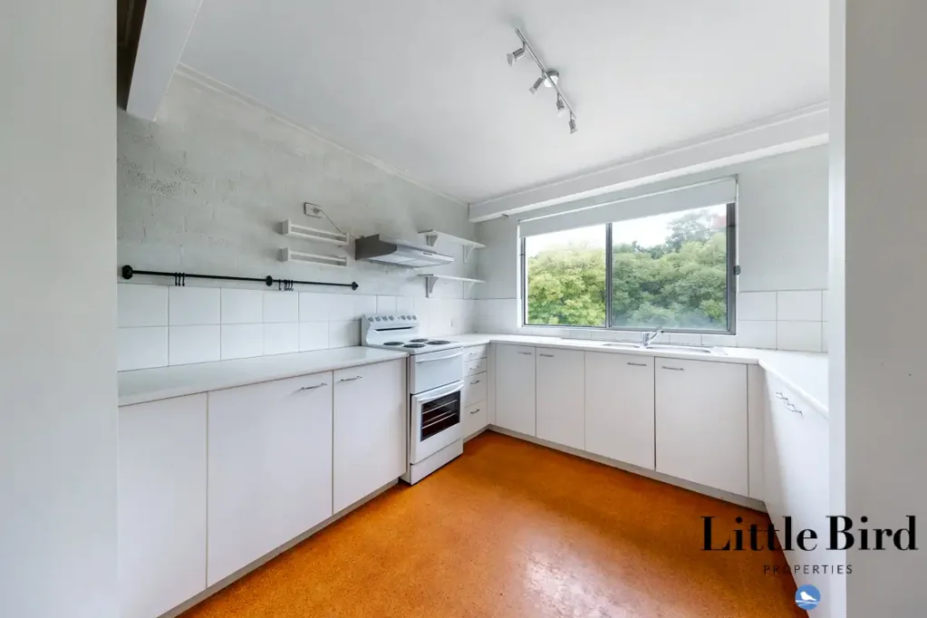 Walking distance to Canberra hospital