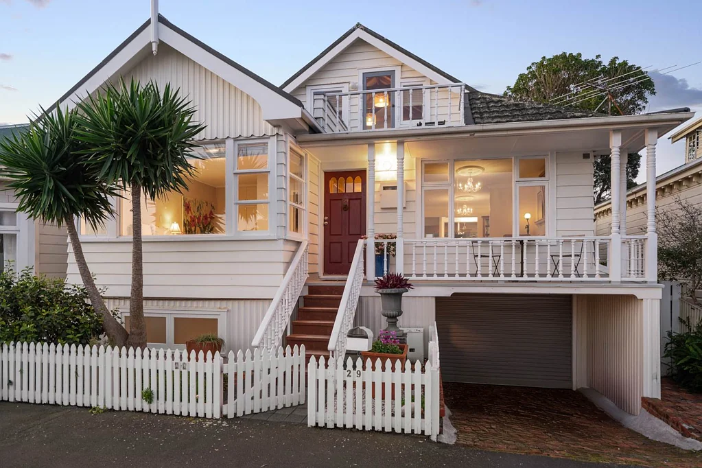 Devonport 3 Slaapkamer Harbourfront Charm with Breathtaking Views