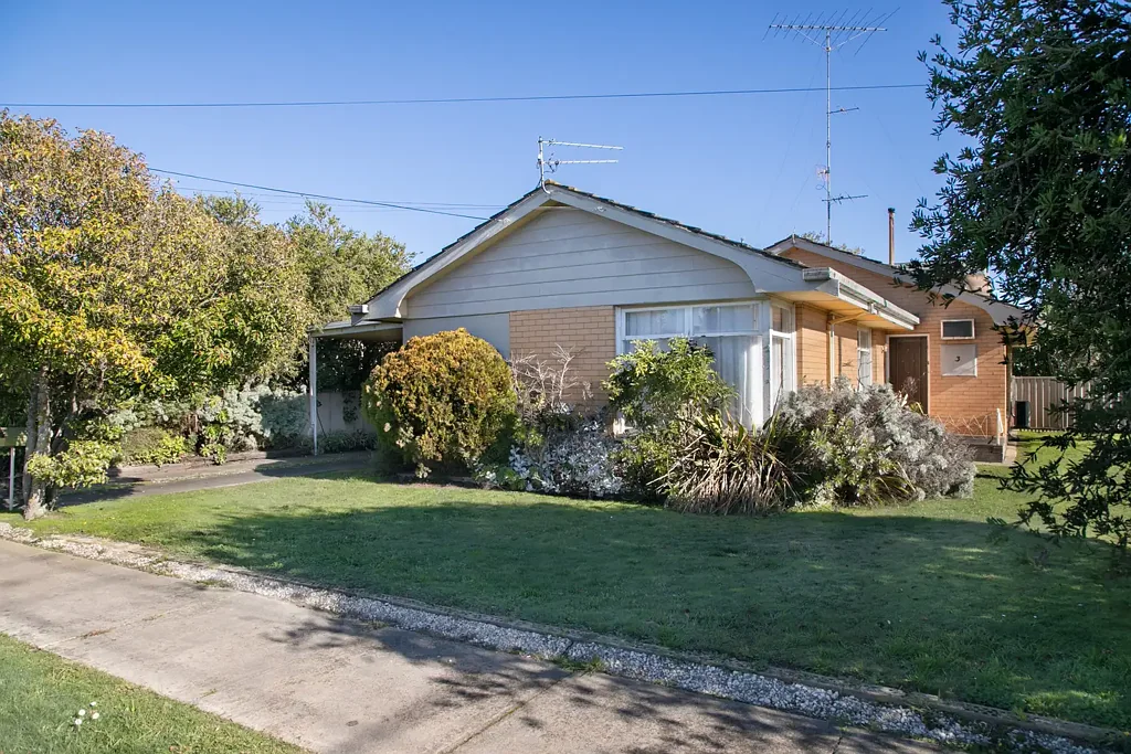 EASY CARE UNIT IN WENDOUREE -  GARDENER & WATER INCLUDED