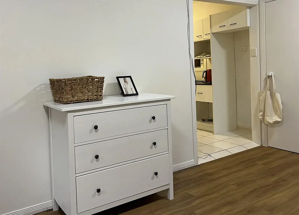 Fully Furnished 2-Bedroom Beachside Unit - Miami (Next to Miami One shopping centre)
