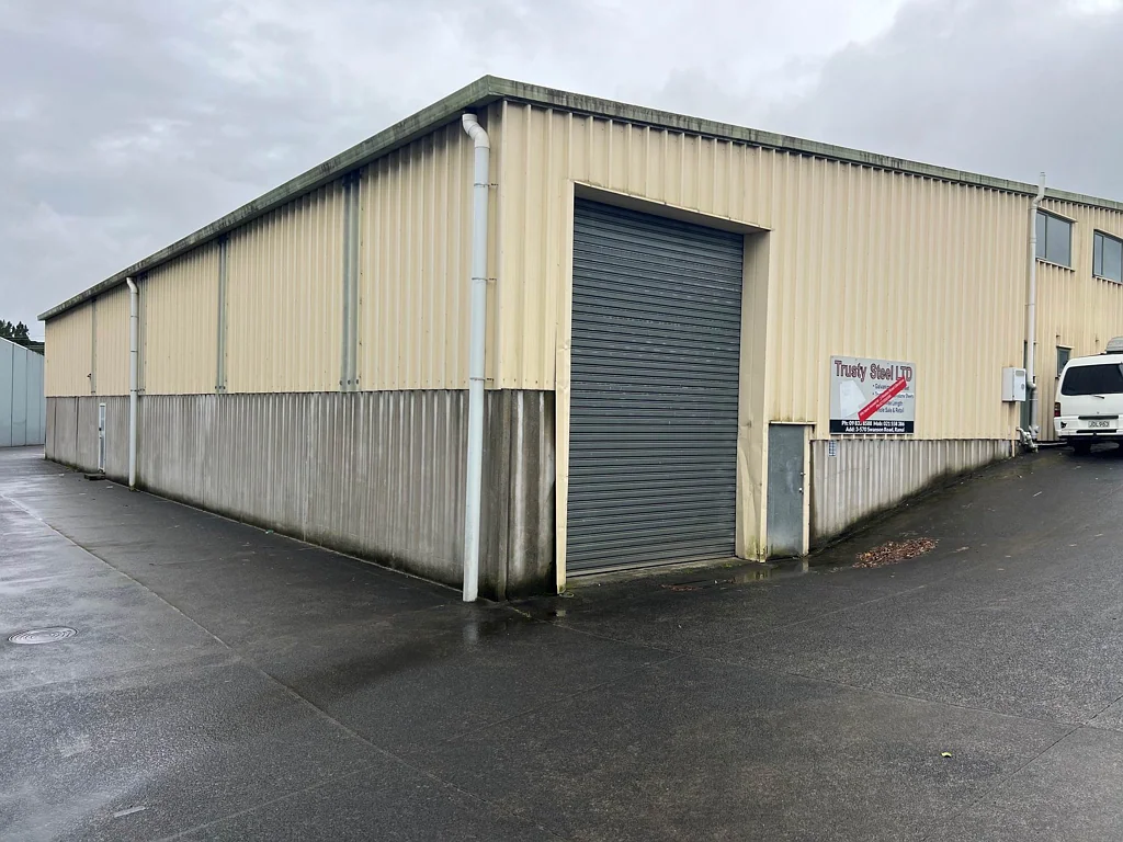 Ranui WAREHOUSE WITH DRIVE-THROUGH ACCESS
