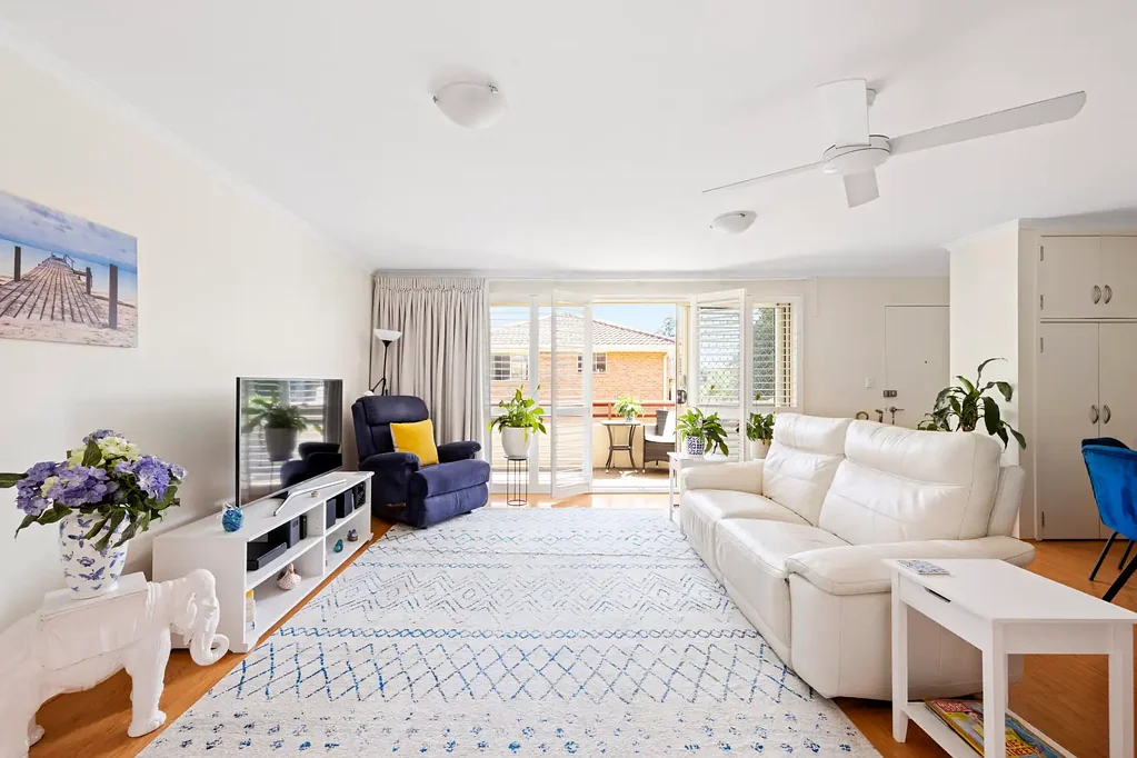 Manly Vale 2房 Kings Court顶级社区 55岁以上专属 两居室精装 低维护生活 北向采光充足 Bosch电器 步行至商店交通 宁静安全舒适 Renovated Two-Bedroom Apartment in Peaceful Over-55's Complex