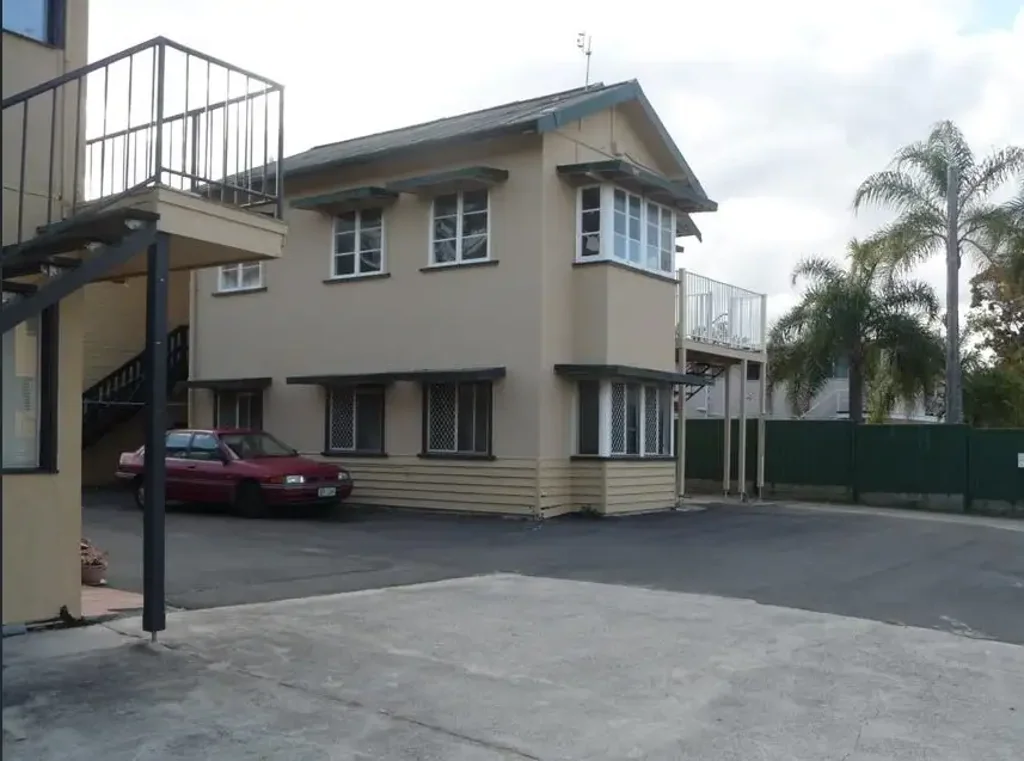 One bedroom apartment perfectly positioned in one of Labrador’s most desirable pockets -  just moments from the stunning Broadwater.