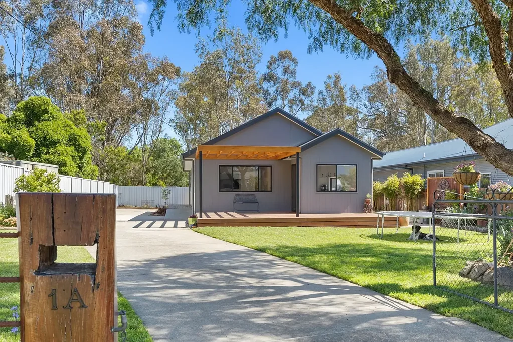 Yea 3ਬੈੱਡਰੂਮ Charming Fully Renovated Home in the Heart of Town
