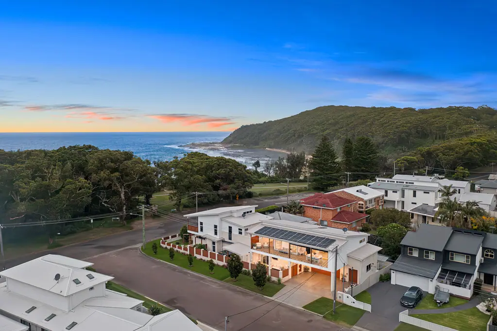 Bateau Bay 3 Bedroom Architecturally designed home just steps to Bateau Bay beach