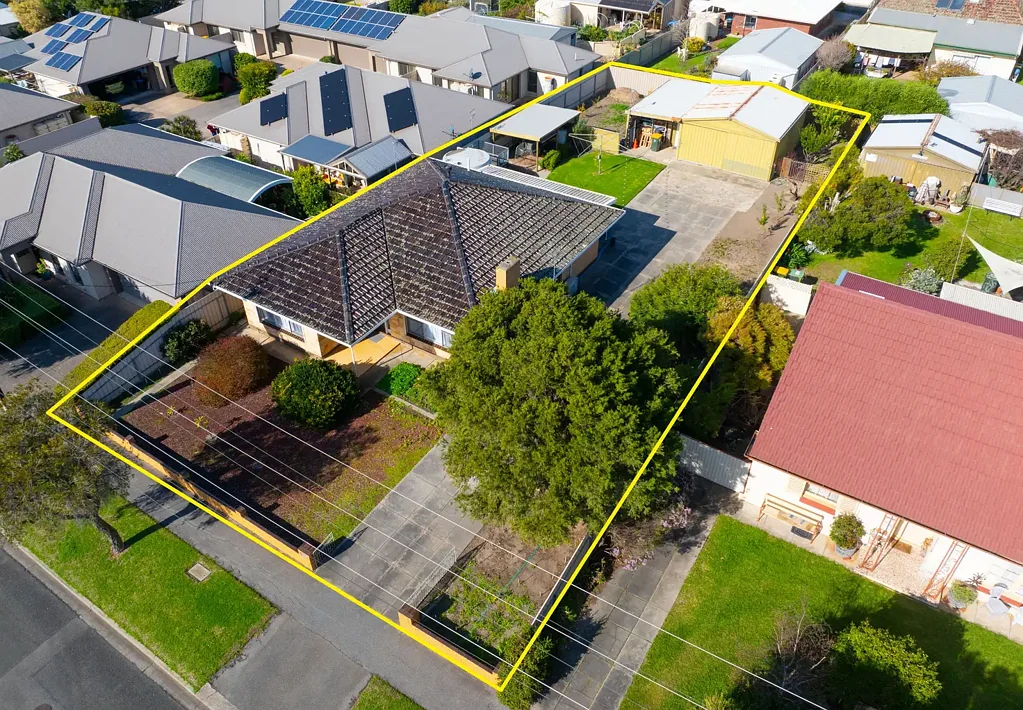 Victor Harbor 3ห้องนอน Solid Home on 915m2 with Prime Development Opportunity