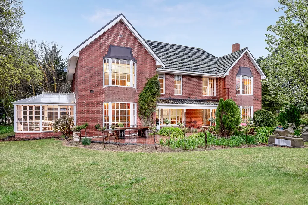 Riddells Creek 4 Slaapkamer ‘Grasmere Farm’ - A Timeless English Manor on Secluded Park-Like Acres – Grand Family Estate Just 50 Minutes to Melbourne CBD