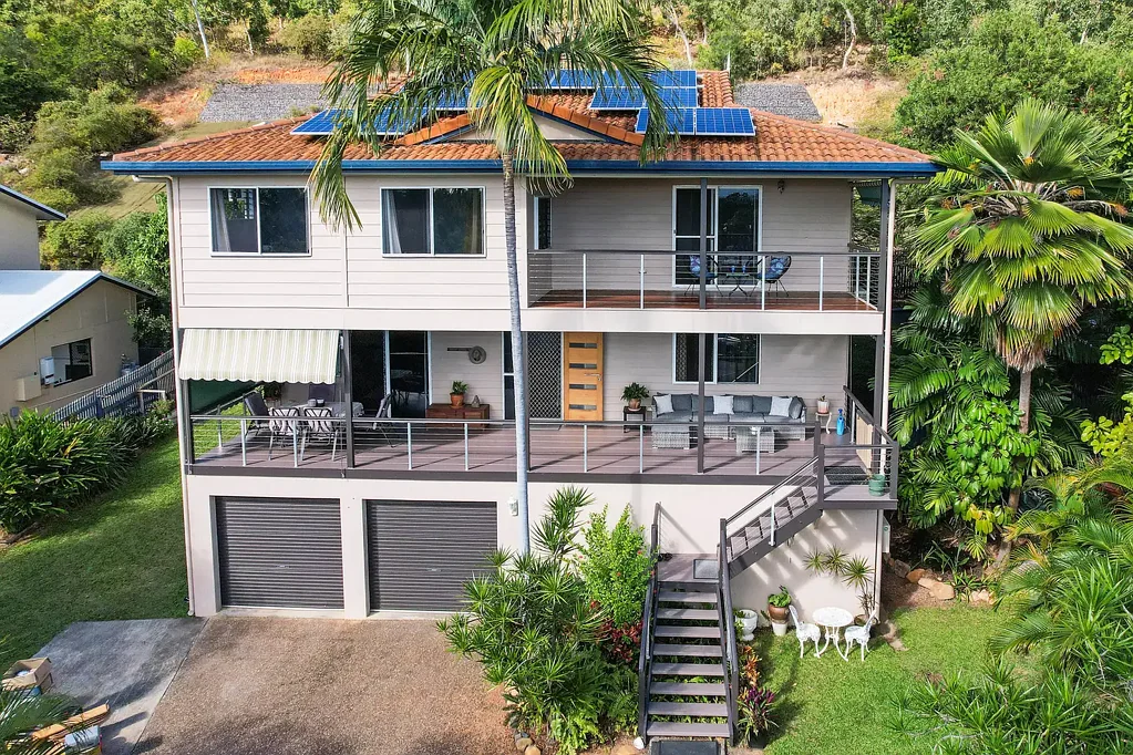 Wulguru 5房  Elevated dual-level living with scenic views