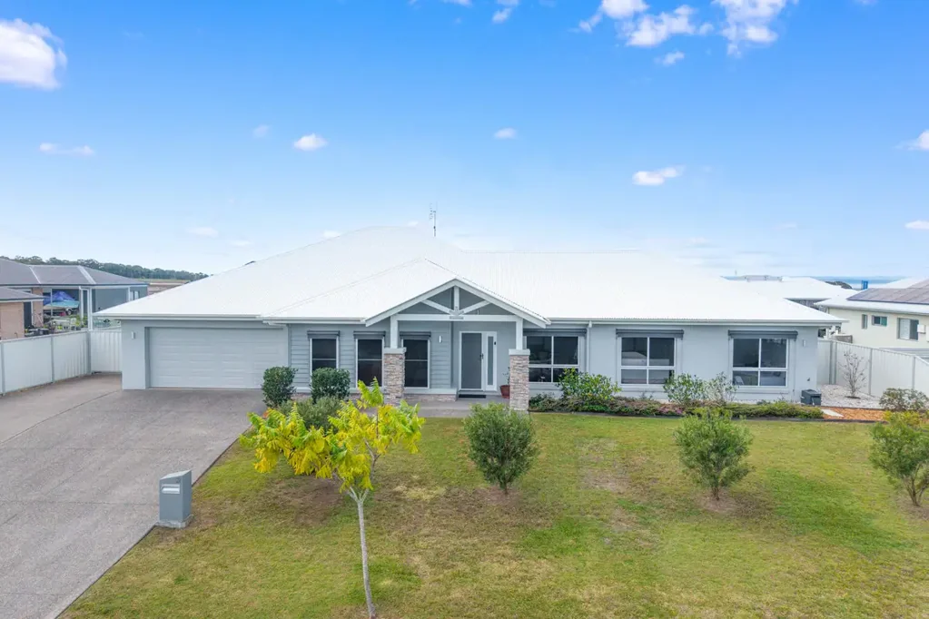 Booral 4ห้องนอน LUXURY COASTAL LIVING WITH HEATED MAGNESIUM POOL, SHED & OCEAN VIEWS!