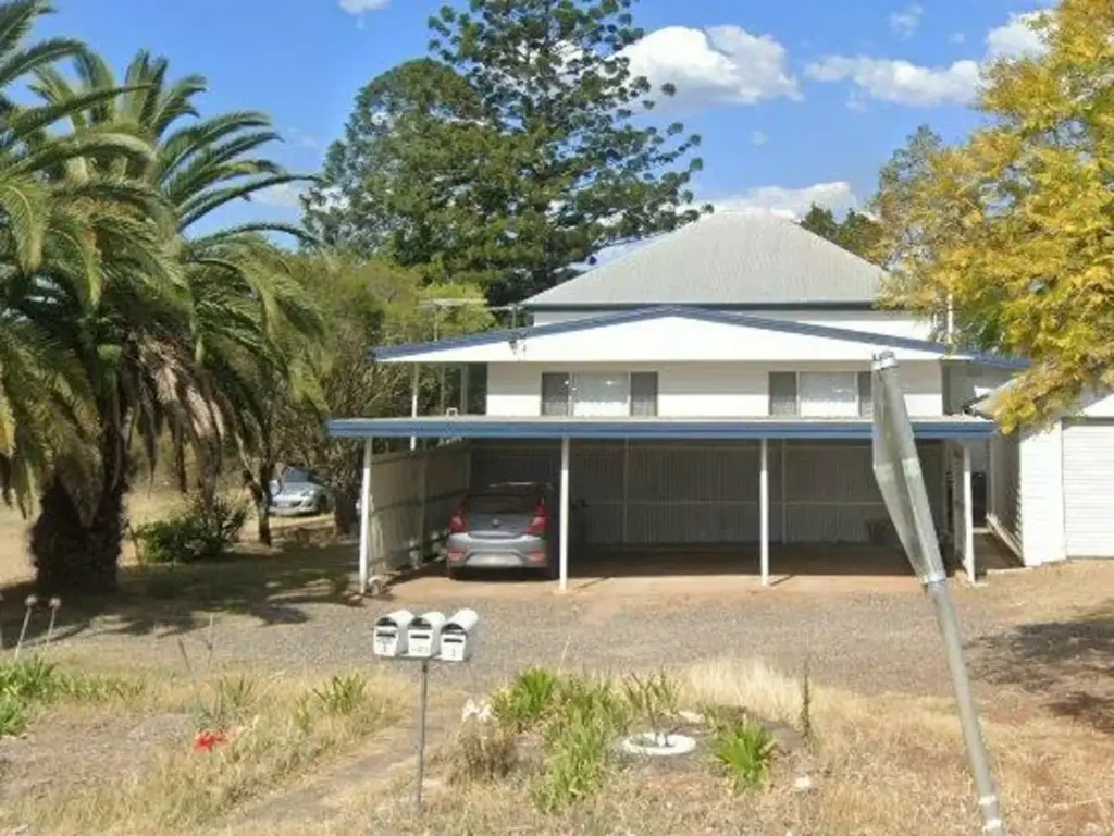 Gatton  Gatton units - Town centre !!