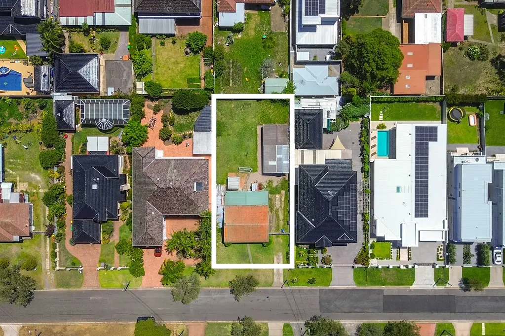 Bankstown 3Kwarto Prime 885sqm Approx. Development Opportunity with 20.1m Frontage
