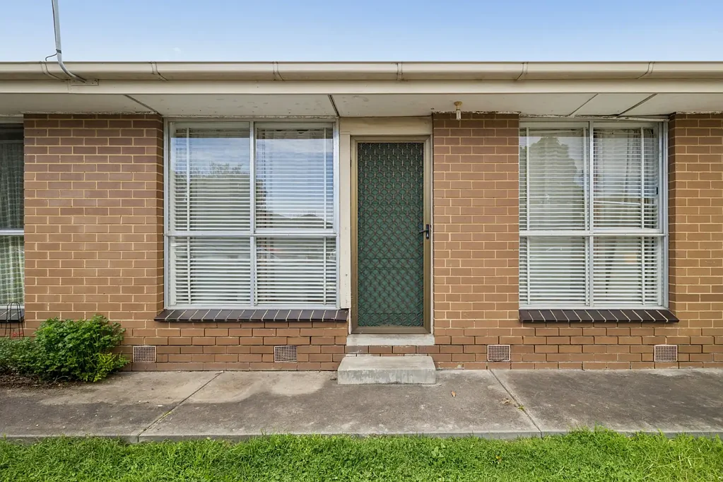 South Kingsville 1कमरा A Low-Maintenance Entry with Renovation Potential