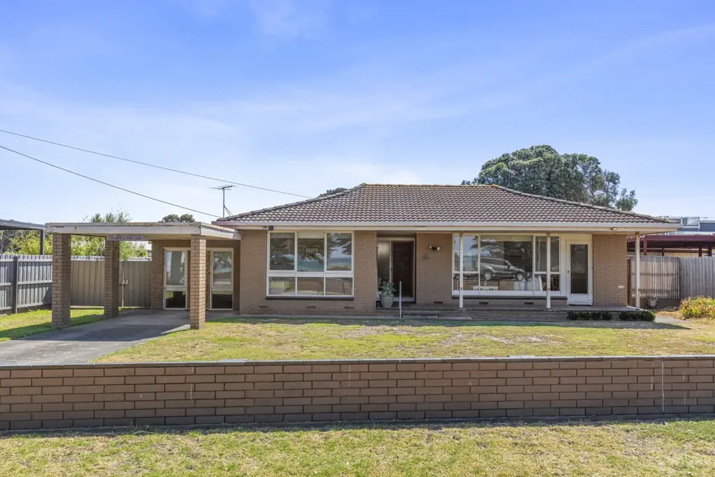 St Leonards 2 Slaapkamer Beachfront Opportunity on 1260m² – Dual Accommodation with Bay Views