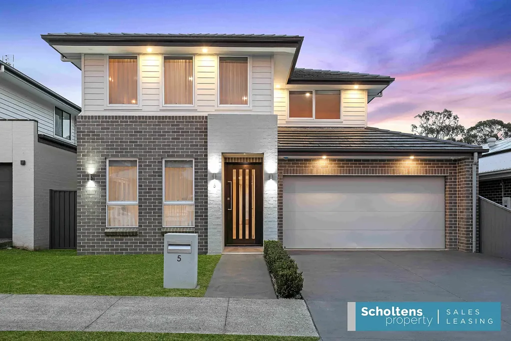 Stream Hill 4कमरा Sensationally Appointed Four Year Old Family Residence Positioned In A Quiet Culdesac - OPEN Thursday 13 August 4:30 - 5:15pm