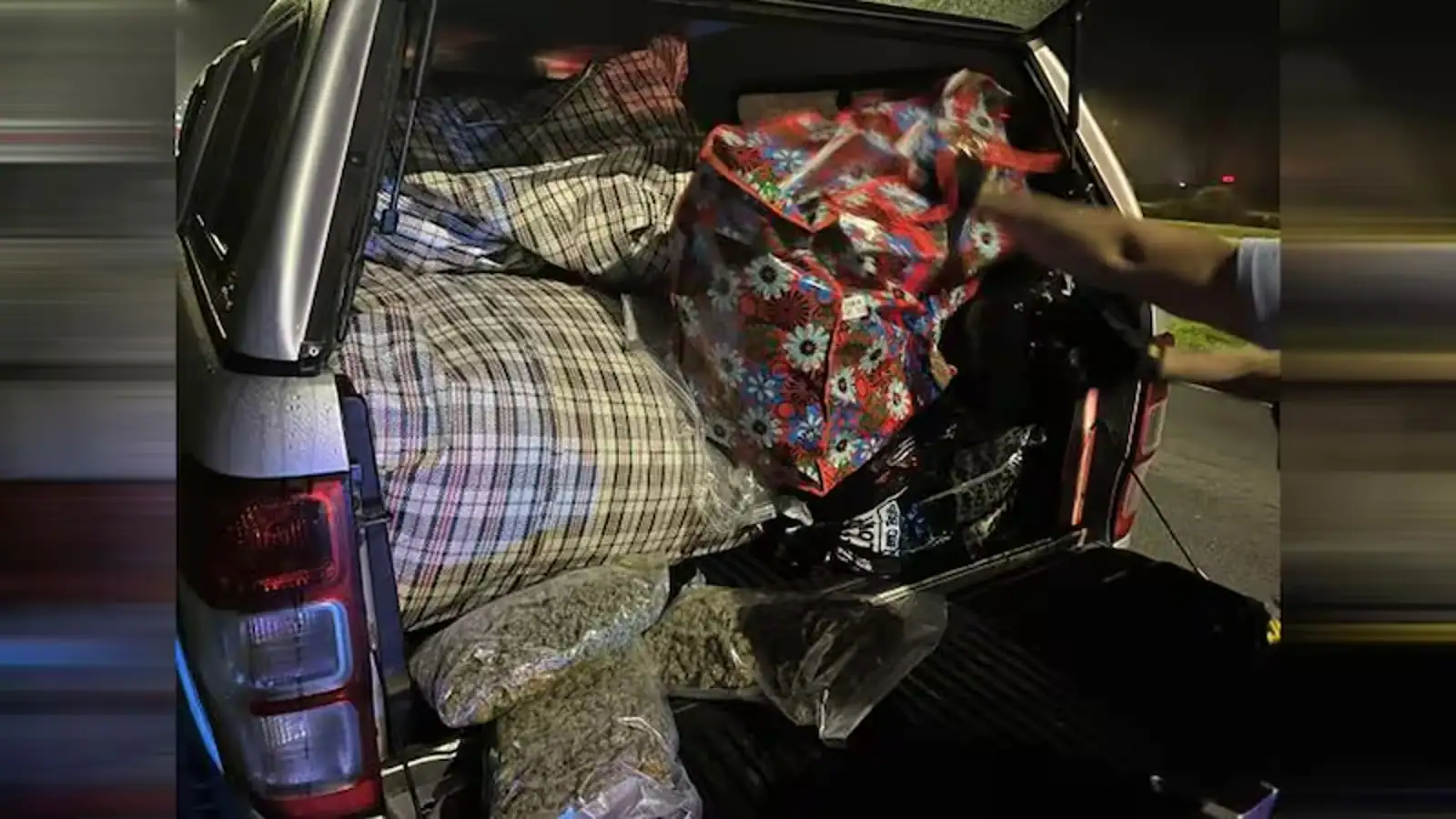 多个编织袋被扣!奥克兰司机一个举动被暴露,警方报告惊人发现……