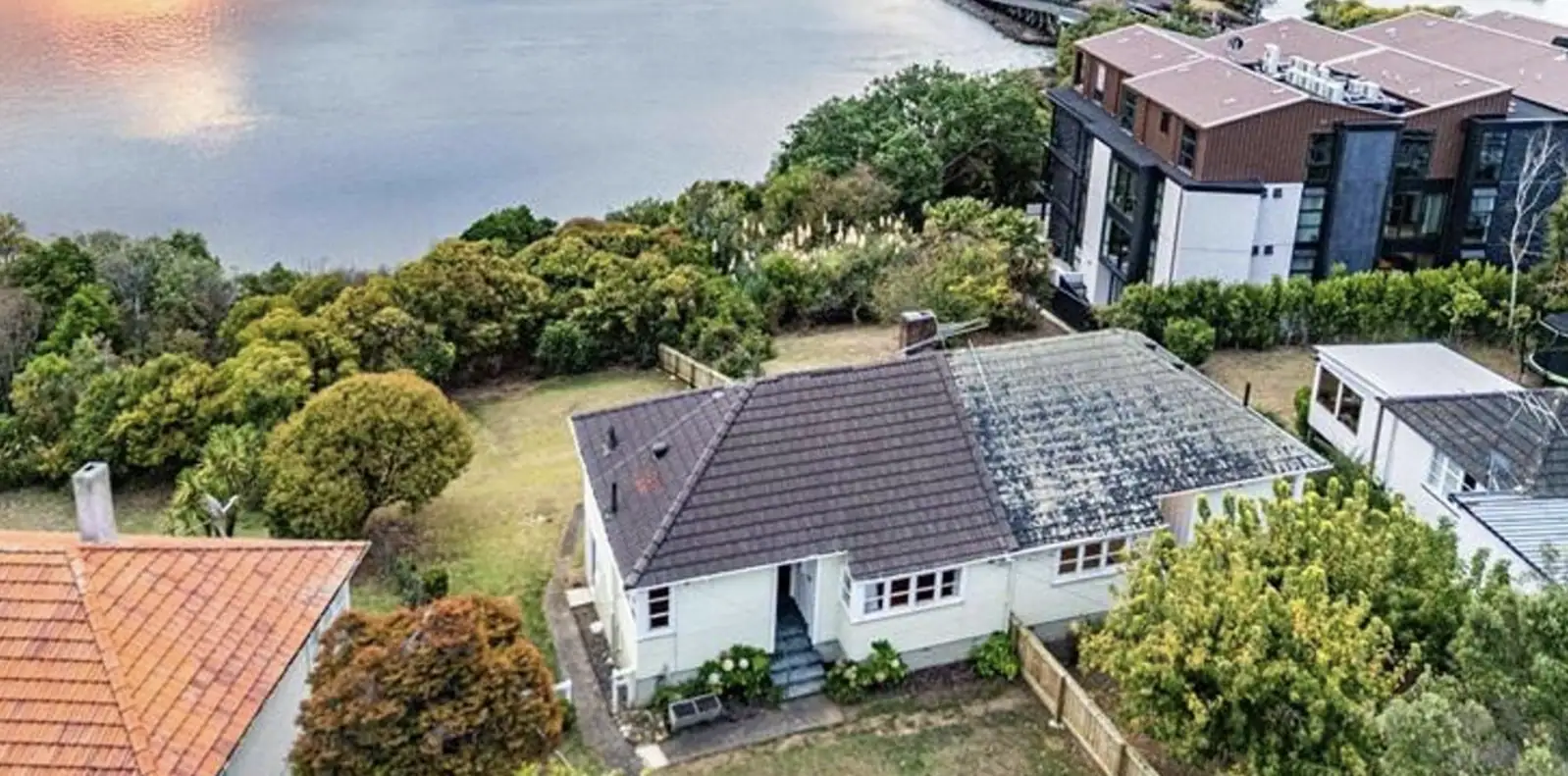 地段金贵！两套相邻公屋估值近$450万，坐享天空塔湖景，开发潜力巨大