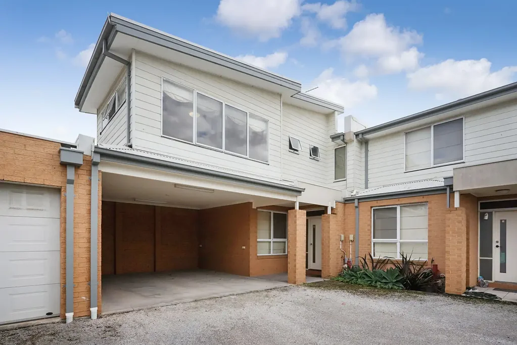 Four bedroom townhouse - spacious, sunny & ready to go!