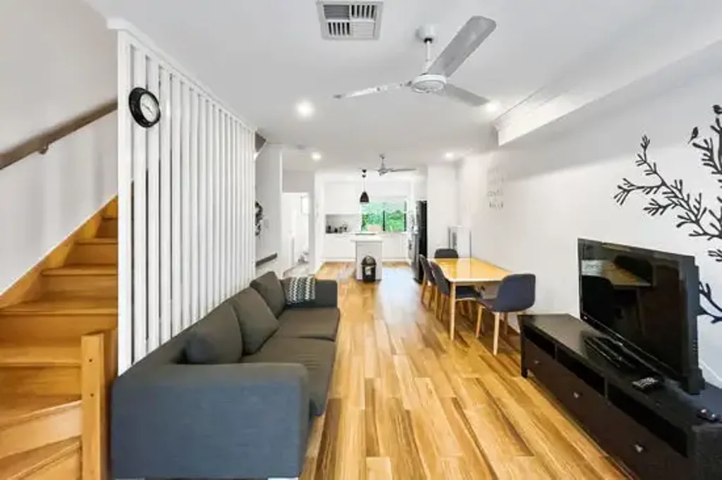 $790 per week-Fully Furnished Beautiful Townhouse