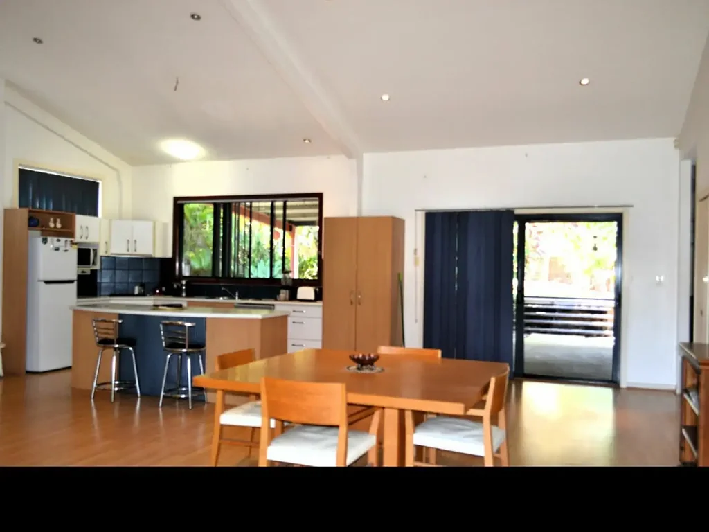 Macleay Island 3房 Kate Street宁静居所 1012m2宽敞地块 东方日出美景 多个户外空间 开放式现代布局 三卧带套间 巨大娱乐区 易于维护绿洲 岛屿天堂生活 Open Plan Living on Huge Quarter Acre Allotment on Kate Street.