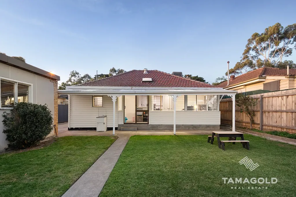 Coburg North 3房 Merlynston中世纪住宅，大块地，超大卧室，现代浴室，Bosch电器，装饰艺术风格，双车库，便利生活，开发潜力。 Mid-Century Charm on a Massive Merlynston Block!