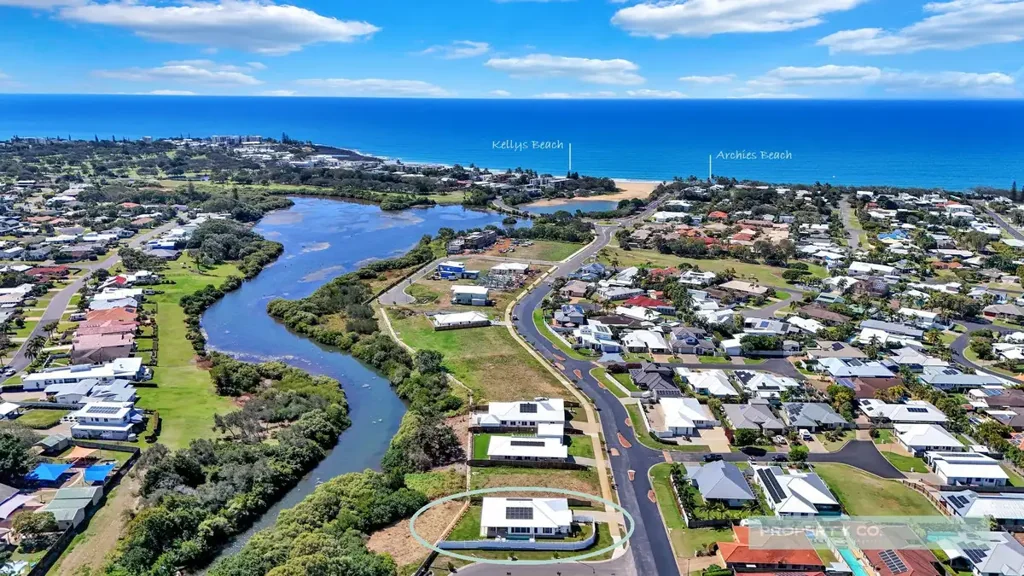 Bargara 4房  Backing onto Golf Course Reserve – Designer Home just 800m to the Beach