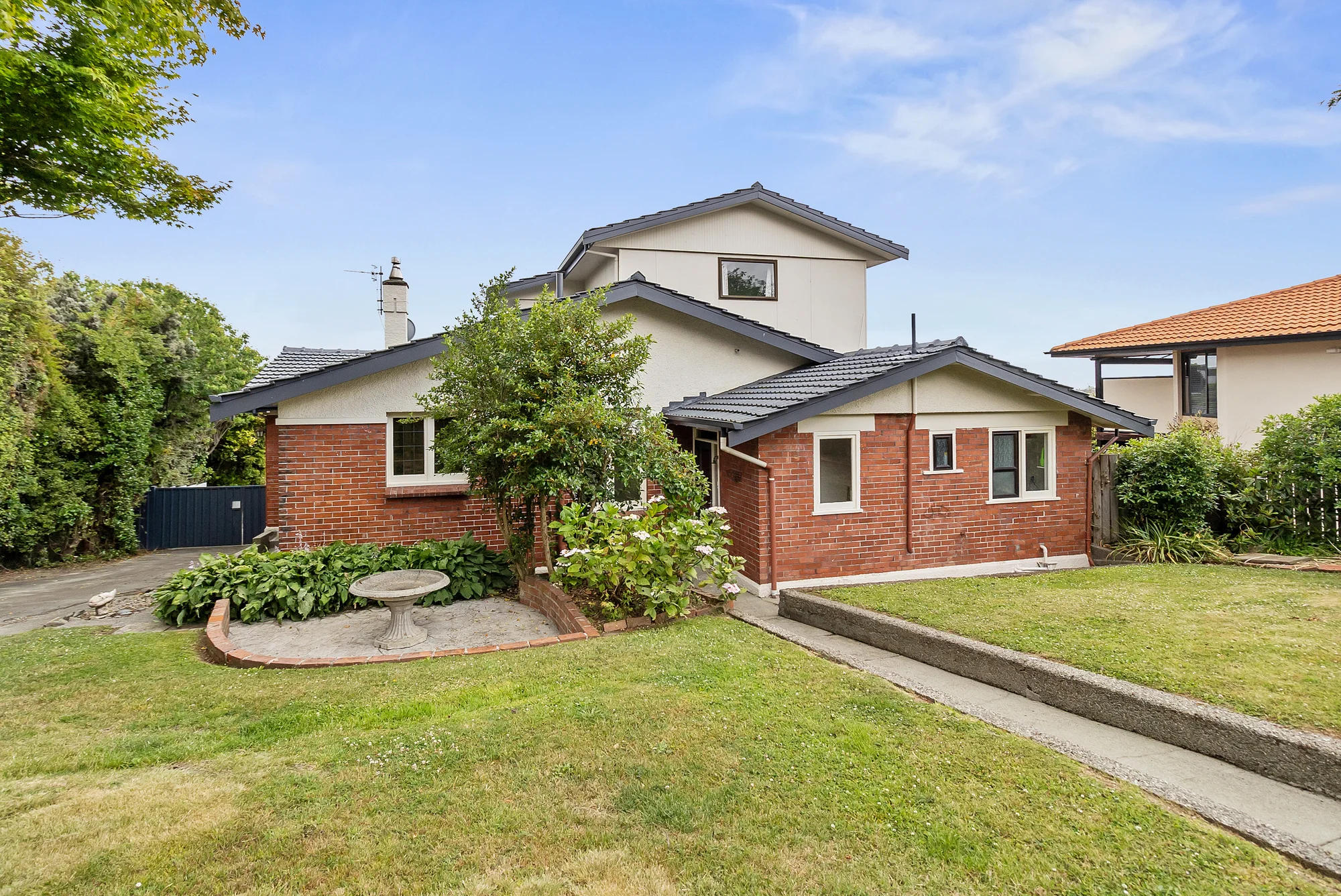 Highfield 4房  Location, Views, Style and Space!
