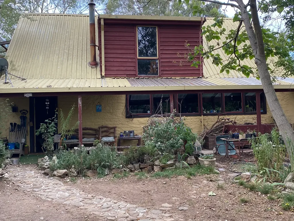 Ballan 3ਬੈੱਡਰੂਮ Beautiful 2 story  mudbrick home in ballan Victoria $569..000 /$589000 on one quarter acre open to offers 🙂 must love gardening   Bedrooms upstairs