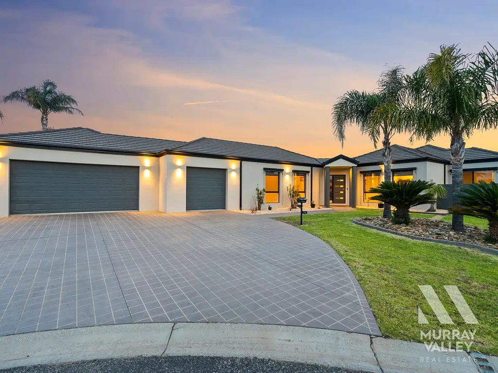 Yarrawonga 4બેડરૂમ First Time Offered — Timeless Family Living in a Premier Court Location