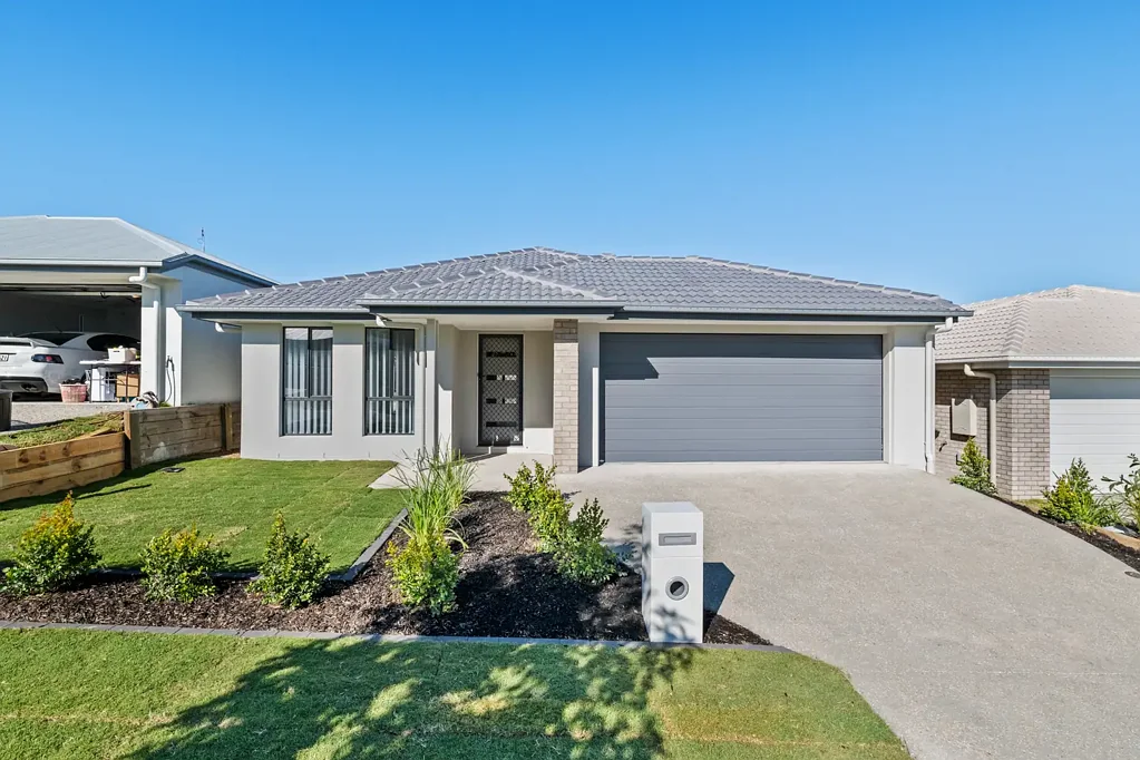 NEAR NEW, SPACIOUS AND LOW MAINTENANCE 4 BEDROOM FAMILY HOME WITH AIR CON!
