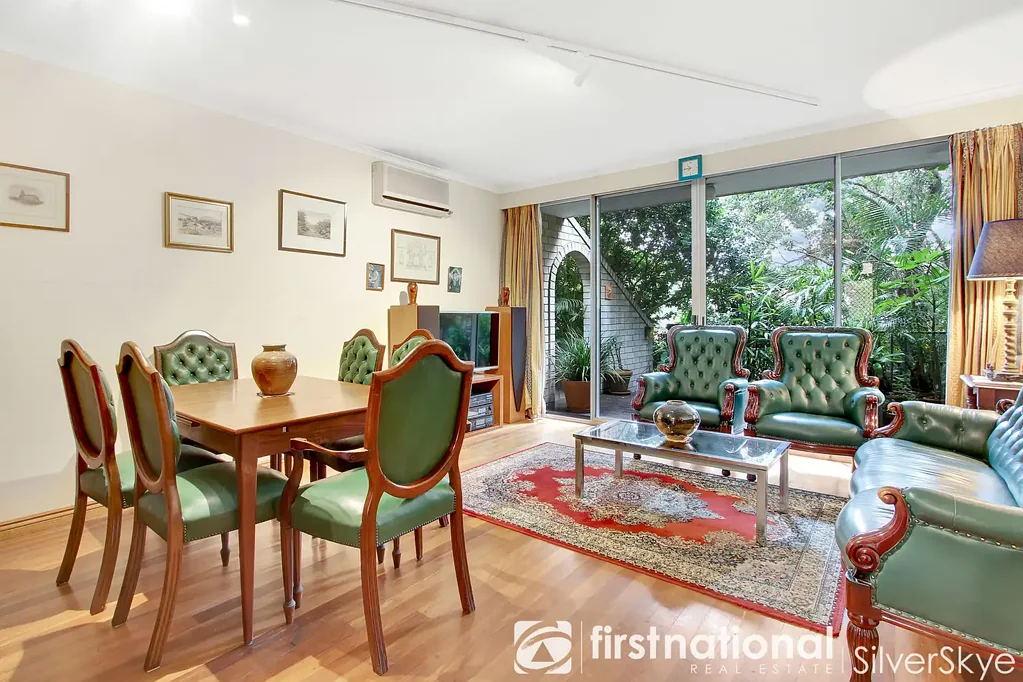 Captivating Three-Bedroom Townhouse in a Vibrant Urban Setting