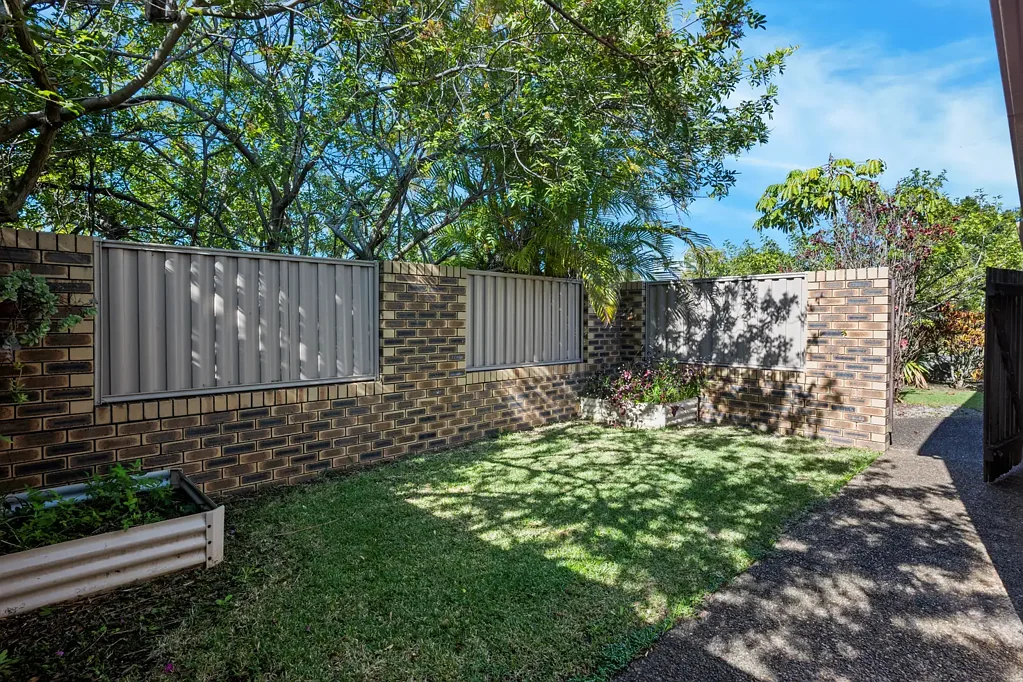 Capalaba 2房 宽敞低层单元房 开放式起居用餐区 功能性厨房 私密庭院过渡 两卧带储物 中央浴室带独立卫生间 大型外部洗衣房 Capalaba中心便利位置 Spacious Two-Bedroom Duplex in Central Capalaba