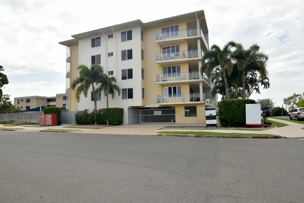 BEACH FRONT LIVING IN COMPLEX WITH POOL