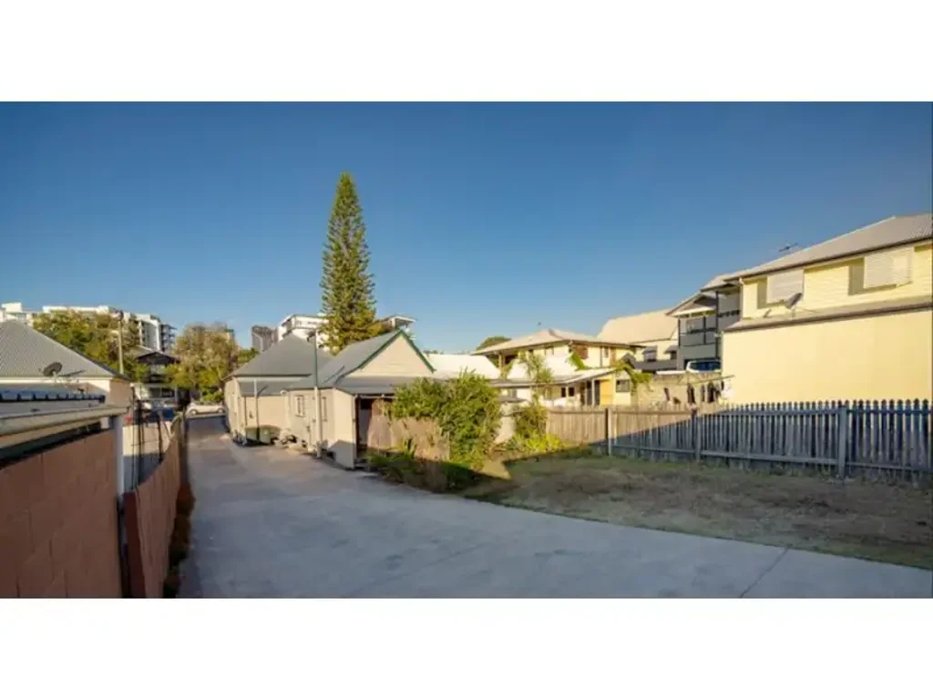 Pet friendly & air-conditioned house in the heart of West End