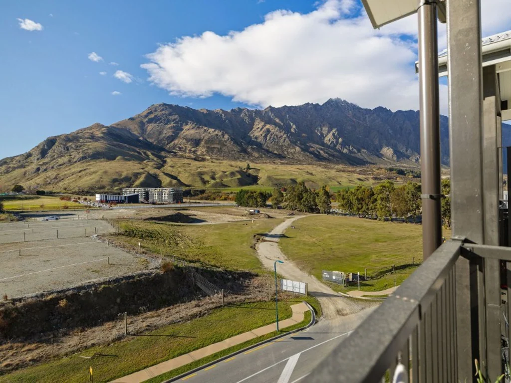 Frankton 1Moenga Remarkable Investment, Remarkable Views!