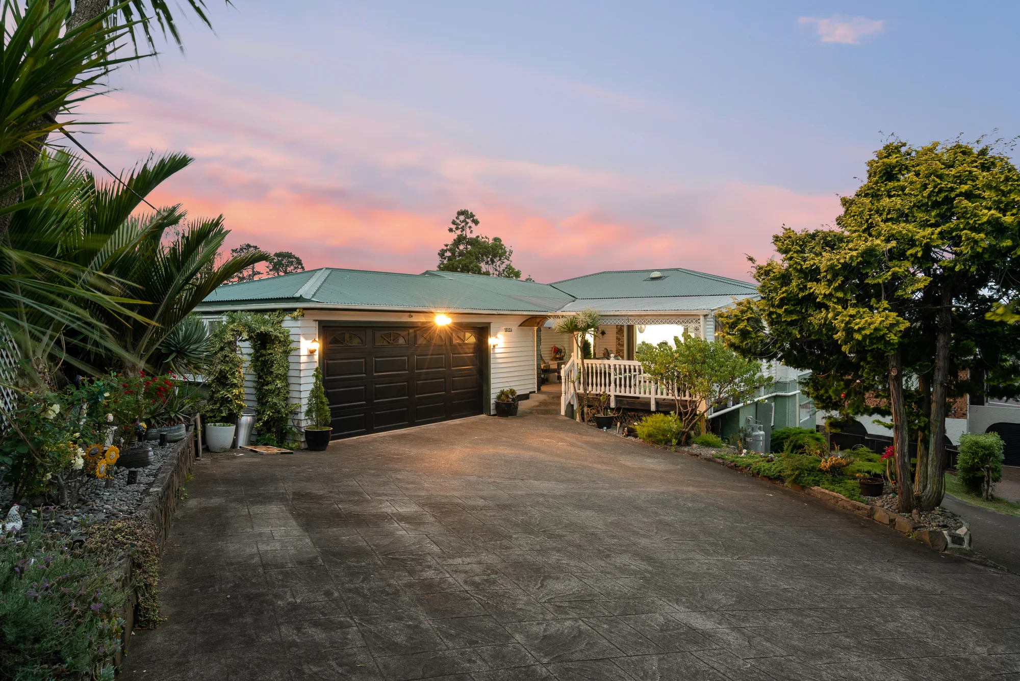 Mount Roskill 6房 正对公园，主宅+合法3房flat，既有翻新潜力又能坐收租金！ Owner Says SELL, Present your Offers!