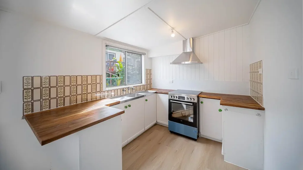 One Bedroom Unit In Prime Location - Walking Distance to Yambas Best Beaches