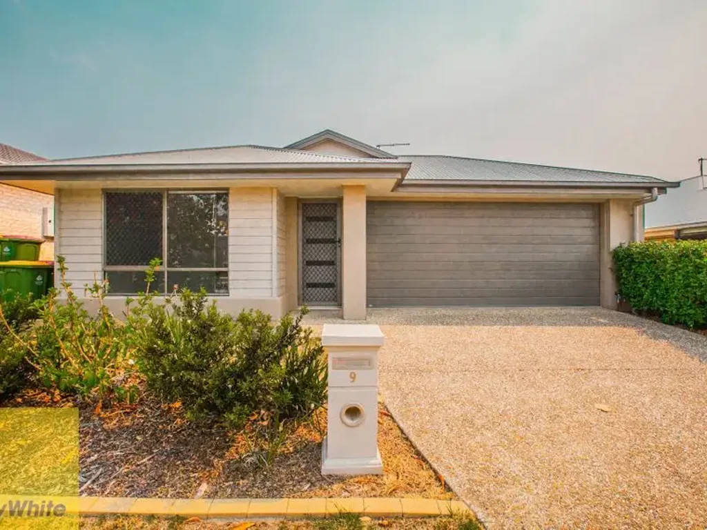 4 BEDROOM HOME WITH SEPARATE LIVING AREA!!