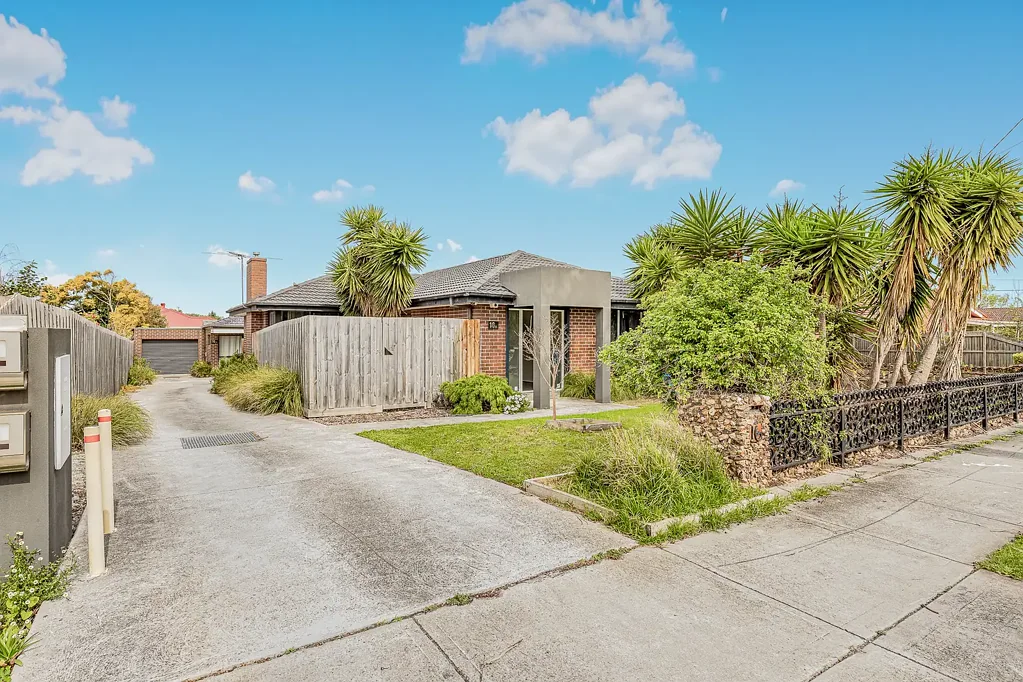 Spacious 2 bedroom plus study Unit!