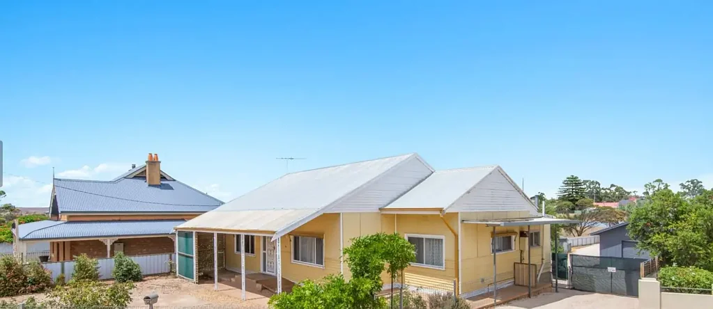 Mannum 3房  Affordable home on an extra large parcel of land (2649 m2).  Scope to develop (STCC) or refresh inside and enjoy. Two large sheds.