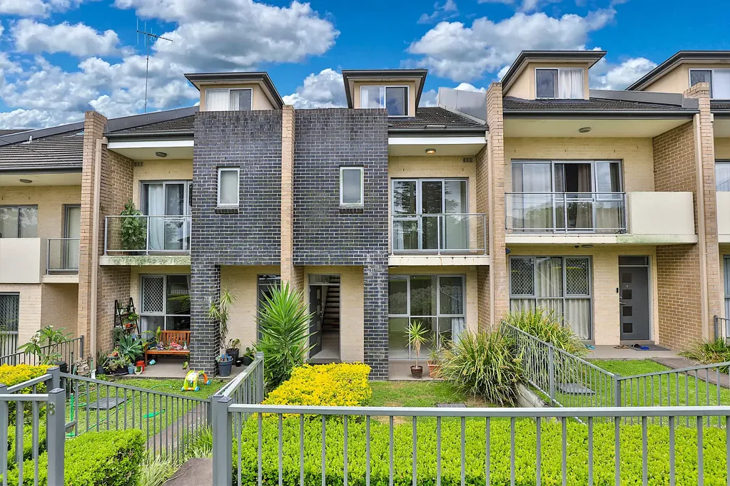 Dundas Valley 3Zimmer Three-Storey Townhouse In Convenient Location