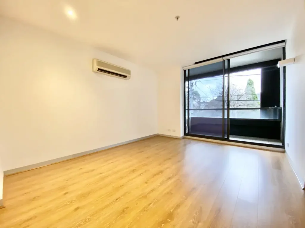 Carlton 2房 两卧宽敞布局 Smeg高端厨房 对面公园 Lygon街便利 停车位安全 Gem of An Investment