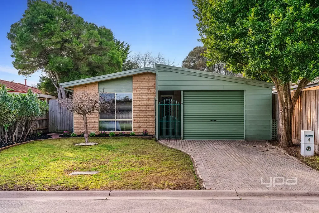 LOW-MAINTENANCE COASTAL LIVING – JUST 450M TO THE BEACH